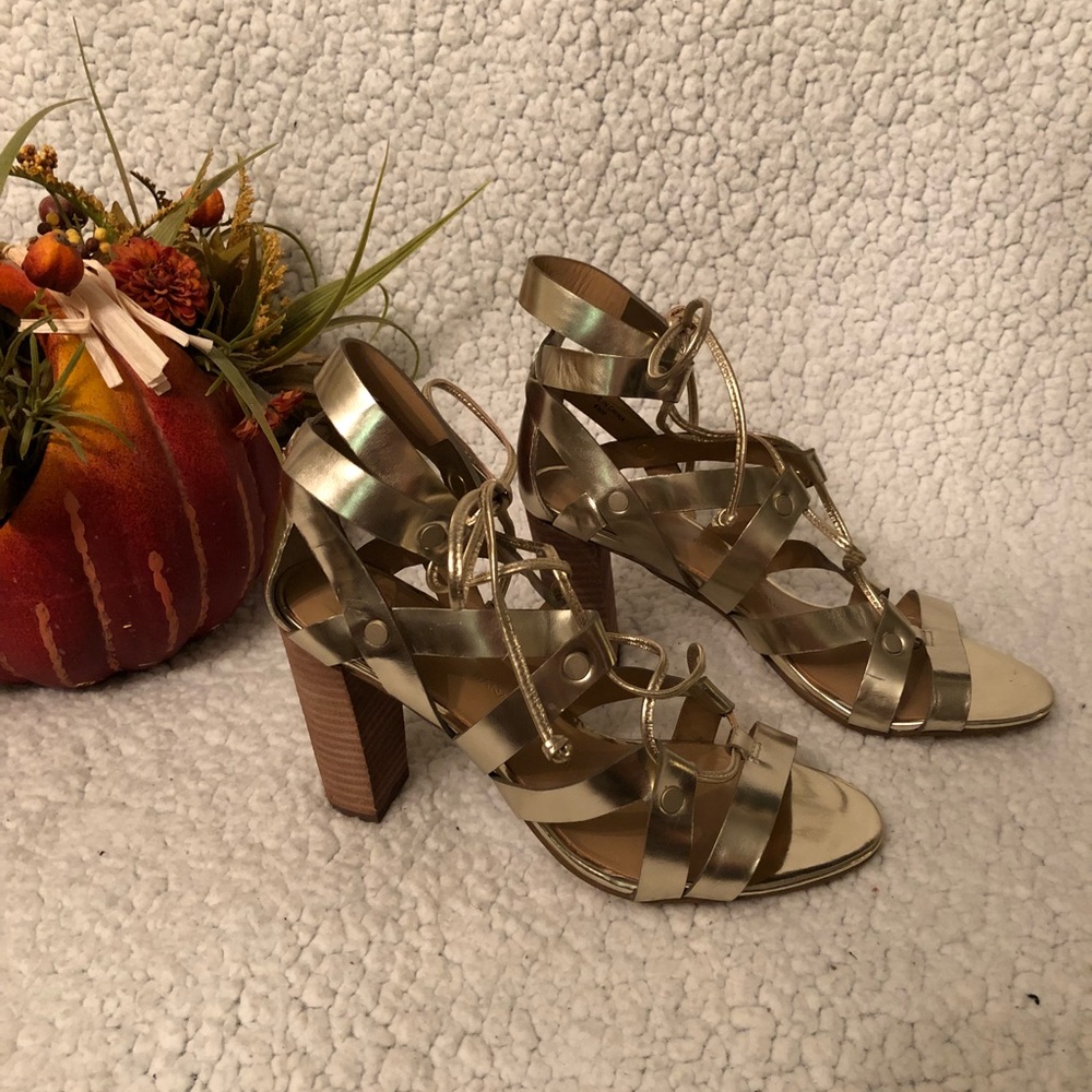 Banana Republic Pump Shoes Gold